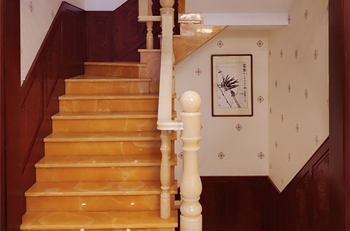 建湖中式别墅室内汉白玉石楼梯的定制安装装饰效果